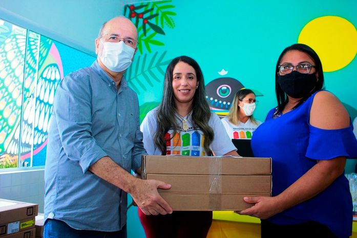 Semed Penedo distribui notebooks e orienta diretoras sobre protocolo de volta às aulas
