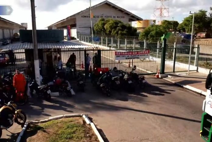 Protesto de portuários bloqueia acesso ao Porto de Maceió e causa congestionamento no Jaraguá