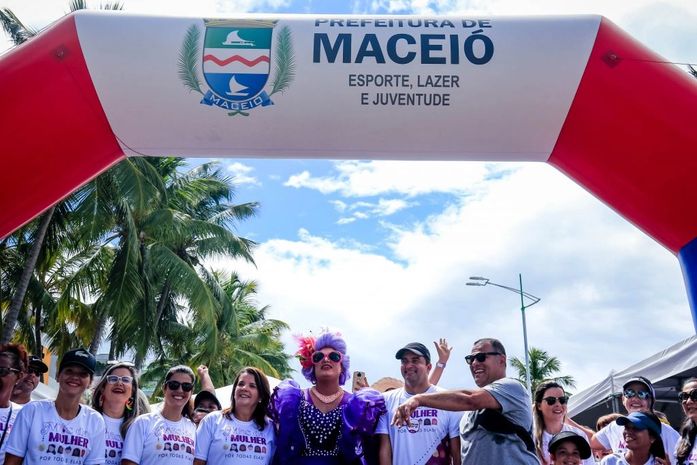 Prefeito Rui Palmeira participou da Caminhada da Mulher e ressaltou a importância da data.