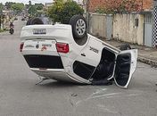 Veículo da Seduc capota ao ser atingido por outro carro em Maceió e ocupantes sofrem ferimentos leves