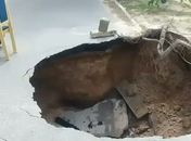 Mulher cai em cratera que se abriu em via na Jatiúca
