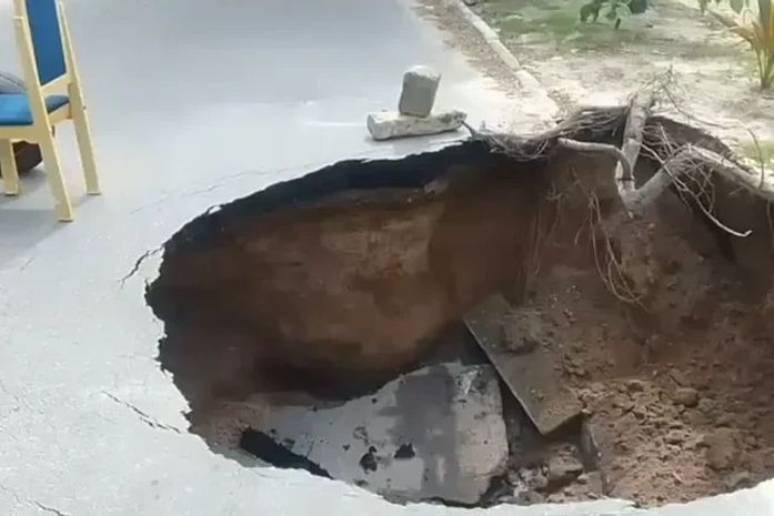 Mulher cai em cratera que se abriu em via na Jatiúca