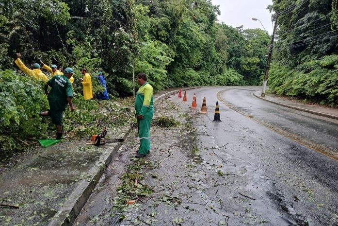 Prefeitura redobra esforços para minimizar impactos das chuvas em Maceió