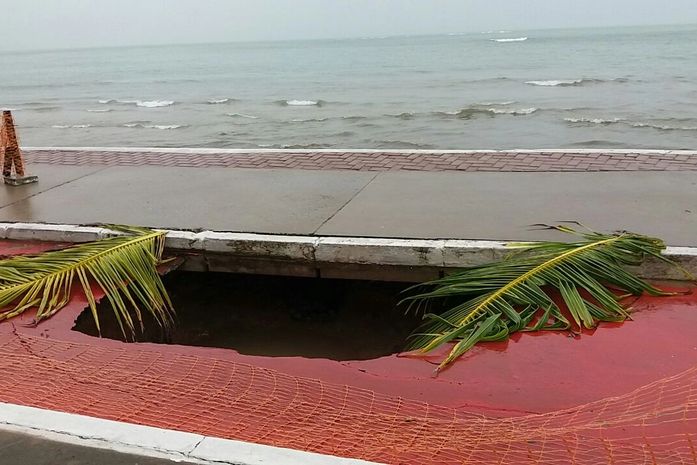 Buraco interdita ciclovia da Jatiúca