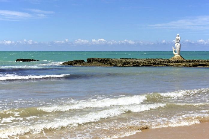 Surfista mineiro é resgatado após ficar preso em corais na Praia da Sereia