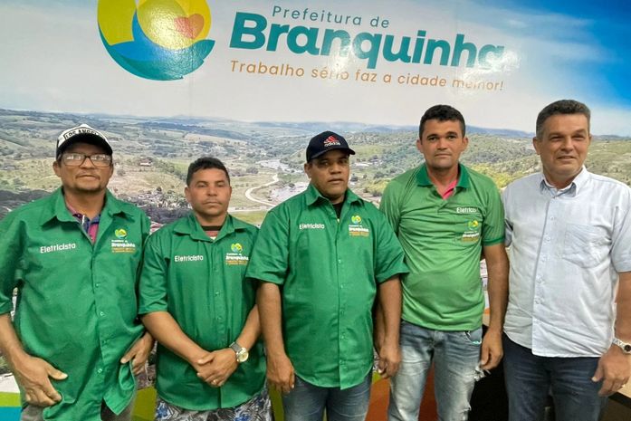 Prefeitura de Branquinha entrega novos fardamentos para eletricistas