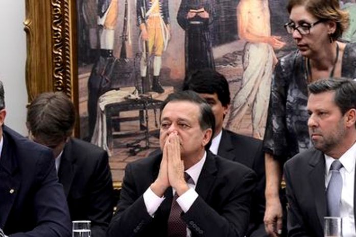 Relator apresenta parecer favorável à abertura de impeachment