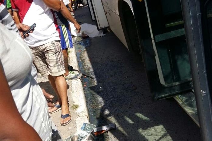 Idoso morre após ser atropelado por ônibus