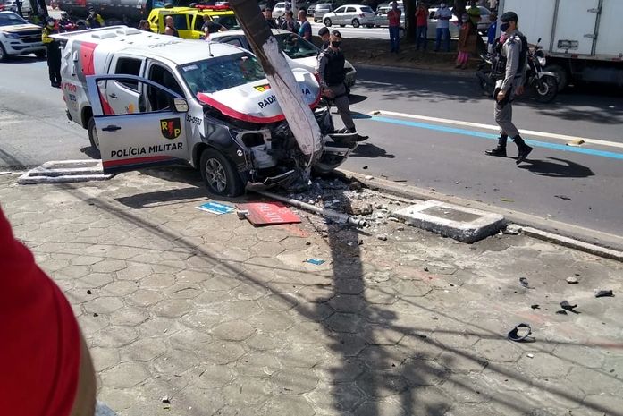 Viatura da Polícia Militar colide em poste na Avenida Fernandes Lima, em Maceió
