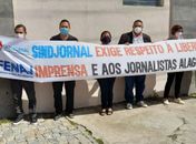Sindicato dos Jornalistas realiza ato em frente a Câmara