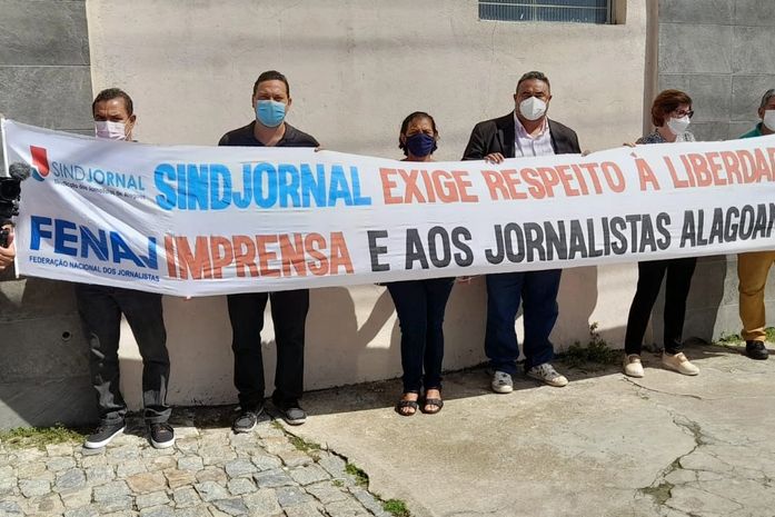 Sindicato dos Jornalistas realiza ato em frente a Câmara