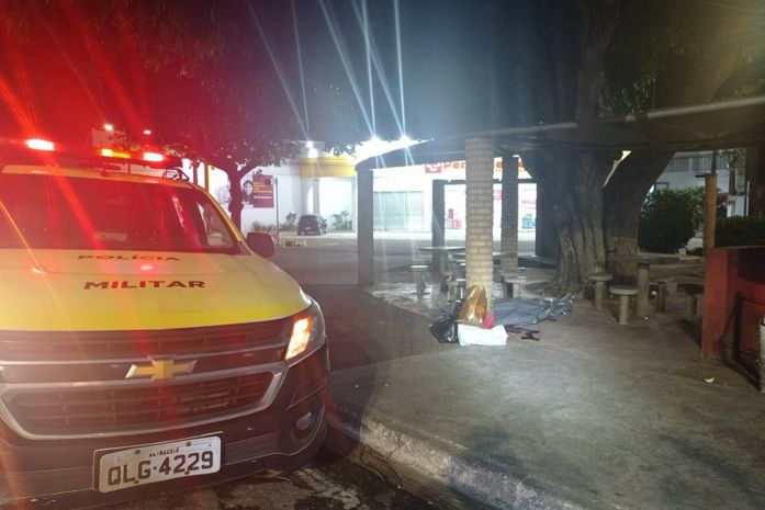 Após bater em mesa e derrubar bebidas, jovem é morto a facadas em praça 