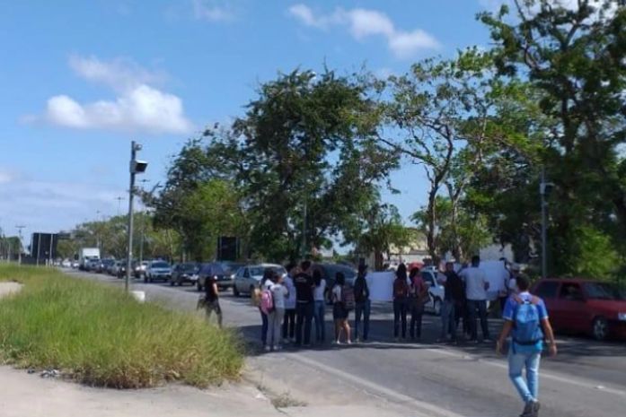Grupo de estudantes fecham trecho da BR-104 para cobrar transporte escolar.