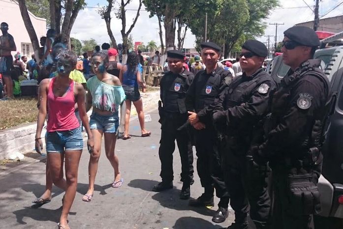 Polícia e foliões do bloco Tudo Azul
