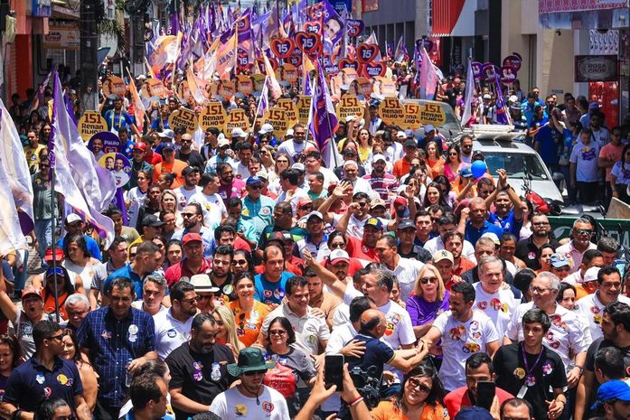 Multidão toma conta das ruas de Arapiraca na caminhada de Paulo Dantas e Renan Filho