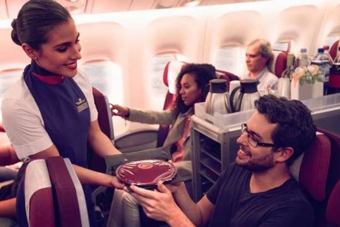 Azul e LATAM anunciam volta do serviço de bordo