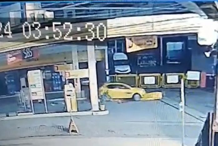 Carro colide em posto e derruba bomba de combustíveis em Arapiraca