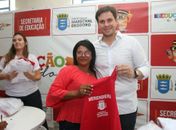 Merendeiras das escolas municipais participam de capacitação e recebem fardamento