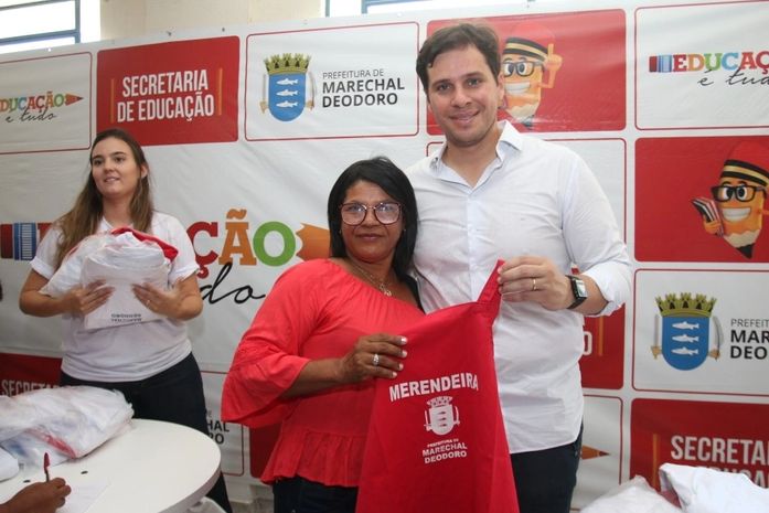 Merendeiras das escolas municipais participam de capacitação e recebem fardamento