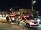 Agentes de fiscalização de trânsito fazem ordenamento de estacionamentos em áreas comerciais. 