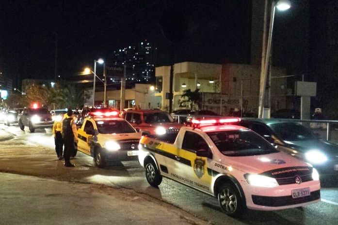 Agentes de fiscalização de trânsito fazem ordenamento de estacionamentos em áreas comerciais. 