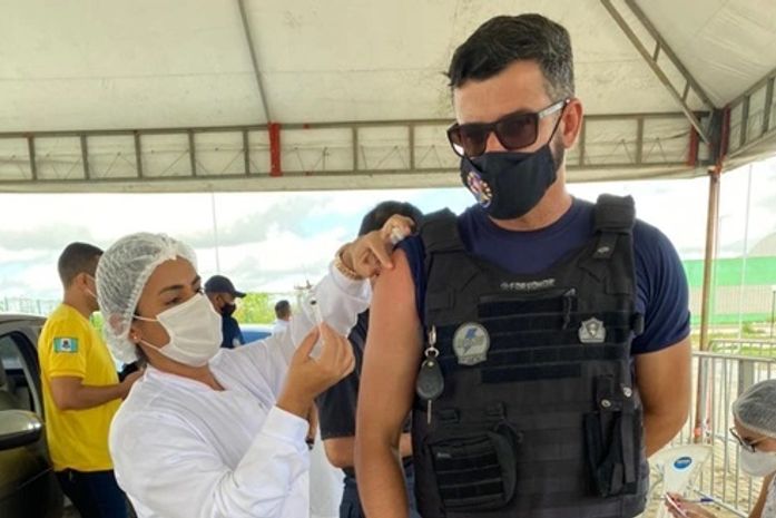 Trabalhadores da limpeza e guardas municipais de São Miguel dos Campos são vacinados