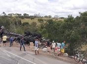 Carreta que transportava biscoitos tomba e carga é saqueada na BR-101