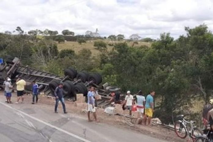 Carreta que transportava biscoitos tomba e carga é saqueada na BR-101