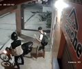 Vídeo mostra momento em que entregador tem moto roubada por dupla armada em Limoeiro de Anadia
