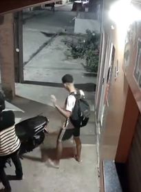 Vídeo mostra momento em que entregador tem moto roubada por dupla armada em Limoeiro de Anadia