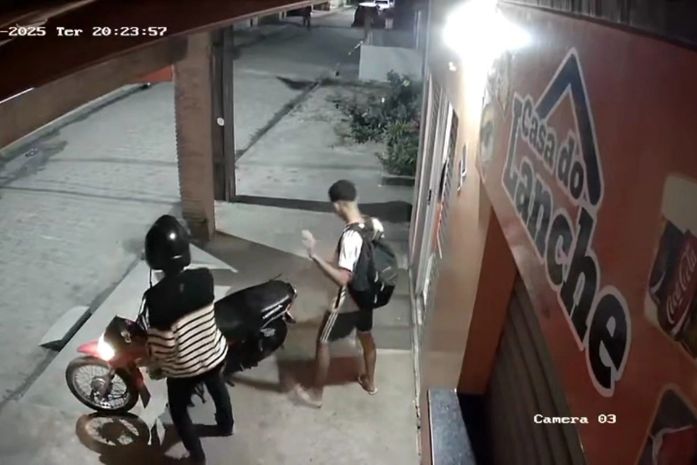 Vídeo mostra momento em que entregador tem moto roubada por dupla armada em Limoeiro de Anadia
