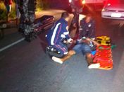 Mulher é atropelada em acostamento por motociclista