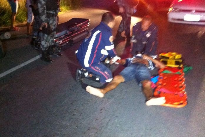 Mulher é atropelada em acostamento por motociclista