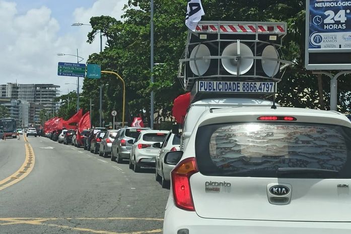 Manifestantes fazem carreata em Maceió e pedem por impeachment de Bolsonaro