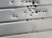 Disparos foram feitos contra o portão da residência; sete tiros atingiram as paredes da área interna da casa.