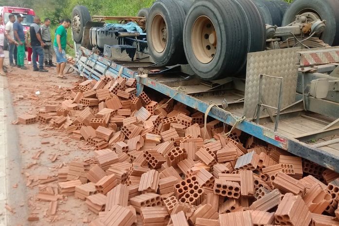 Caminhão tomba na BR 104, em União dos Palmares
