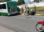 Pneu de ônibus se desprende e atinge casal em motocicleta
