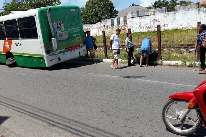 Pneu de ônibus se desprende e atinge casal em motocicleta