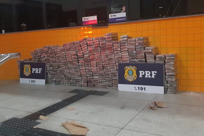 Condutor é preso e quase 600 quilos de cocaína são apreendidos dentro de caminhão; veja vídeo