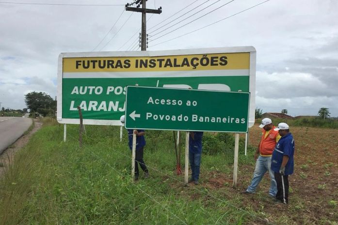Prefeitura de Arapiraca revitaliza sinalização de trânsito e abrigo de ônibus na comunidade Bananeiras
