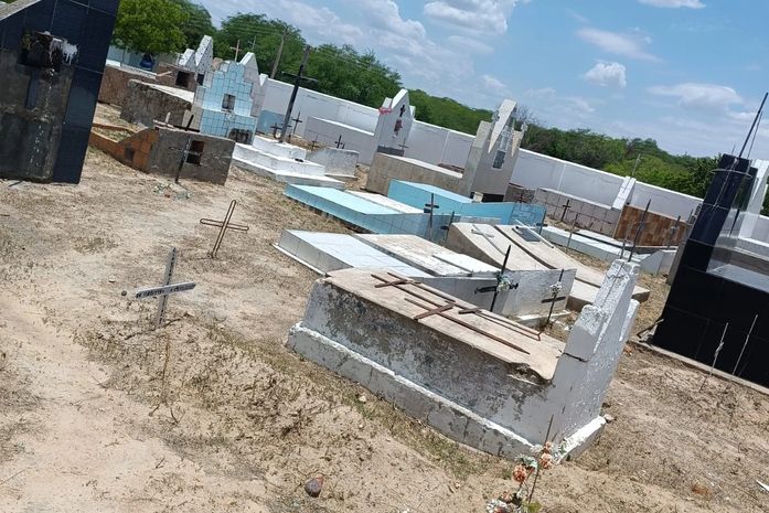 Prefeitura de Delmiro Gouveia intensifica limpeza dos cemitérios para o Dia de Finados e alerta para o calor extremo