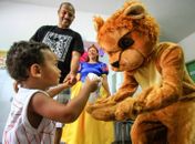 Vacinação: crianças são recebidas por personagens infantis
