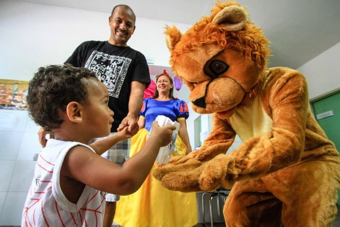 Vacinação: crianças são recebidas por personagens infantis