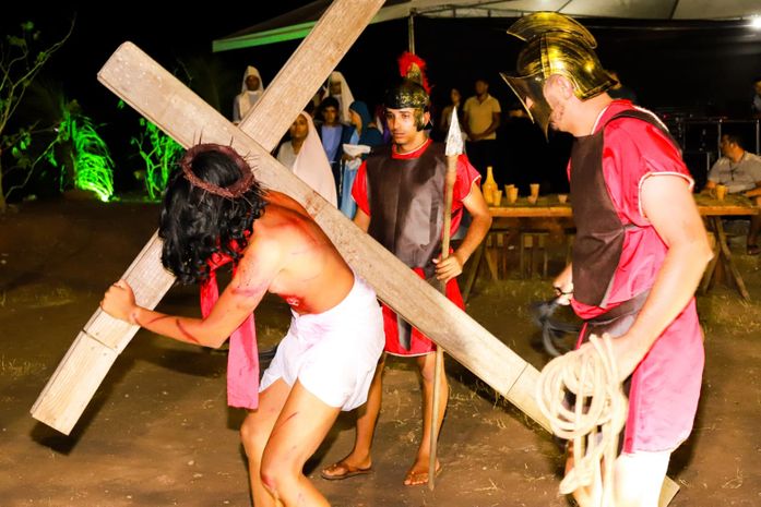 Emoção e fé marcam encenação da Paixão de Cristo em Lagoa da Canoa