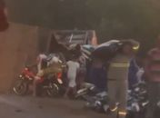 Carreta tomba na AL-101 e população saqueia mercadoria no interior de Alagoas