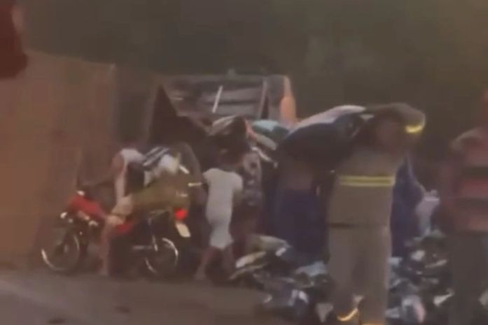 Carreta tomba na AL-101 e população saqueia mercadoria no interior de Alagoas