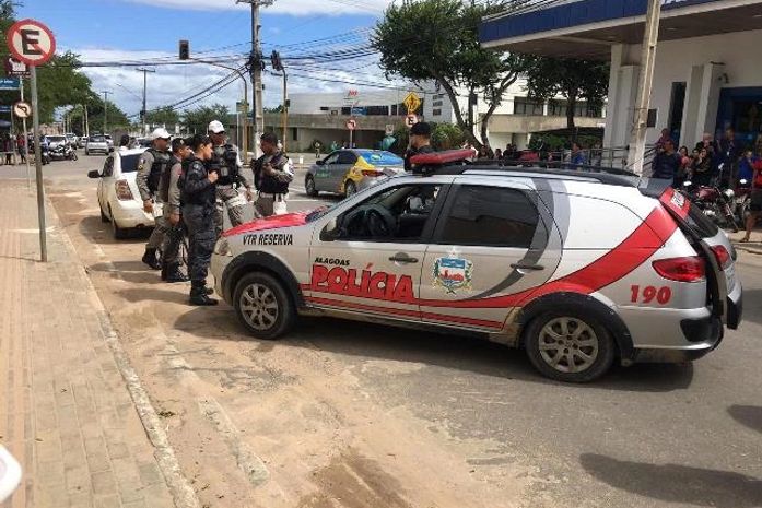 Acusados de roubo são presos ao tentar furar blitz em Arapiraca