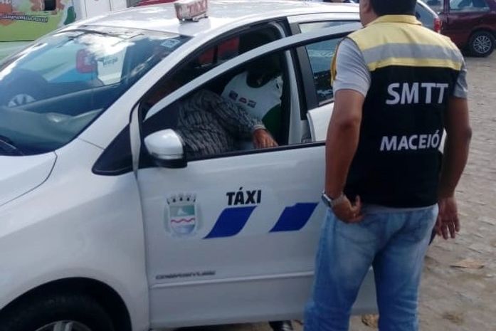 SMTT autua taxistas por documentação irregular