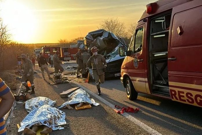 Colisão entre van e caminhão na BR-316, deixa saldo de sete pessoas mortas e outros feridos