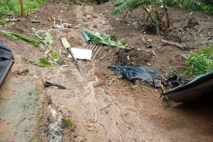 Retirada de barro que atingiu residência em Maragogi é iniciada